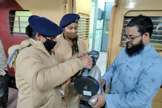 RPF personnel serve help railway passengers in ranchi