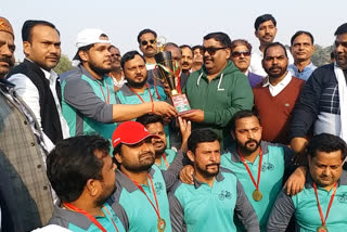 barabanki: samajwadi party started preparation for 2022 by playing cricket