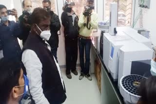 Health minister inspects food department lab