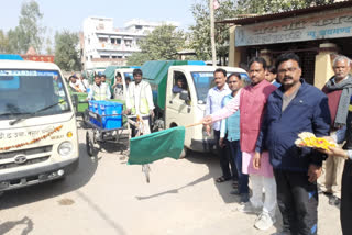 चेयरमैन ने हरी झंडी ‌दिखाकर सफाई वाहनों को किया रवाना,