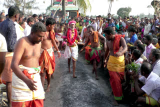 பக்தர்கள் தீக்குண்டம் இறங்கி நேர்த்தி கடன்