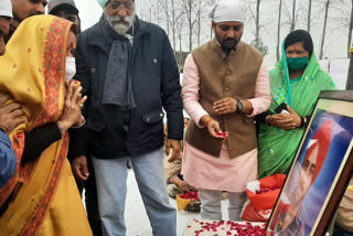 Priyanka Gandhi and Indira Hridayesh reached home of deceased farmer Navrit Singh