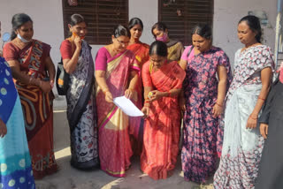 Anganwadi activists central budget copies Burn at CITU office in Nizamabad