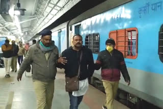 wb_mld_01_cisf_jawan_arrest_from_train_7203520