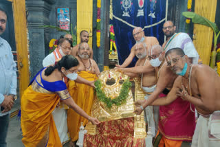 gold Glove to lakshmi narasimha swamy in yadadri temple in yadadri bhuvanagiri district