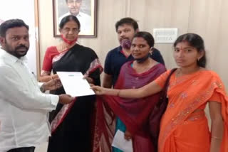 telangana-unemployed-private-physical-education-teachers-association-met-minister-sabitha-and-demand-to-fill-vacancies-in-pet-and-pd-in-hyderabad