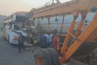 Gujarat road accident  Vyara-Bajipura National Highway  three killed in Gujarat road accident  Maha locals killed in Gujarat road accident  tapi accident  ഗുജറാത്തില്‍ വാഹനാപകടം  വാഹനാപകടം വാര്‍ത്തകള്‍