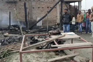 Dabangs set fire to a house in Gopalganj