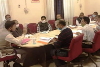 Collector took meeting of officers, कलेक्टर ने ली अधिकारियों की मीटिंग