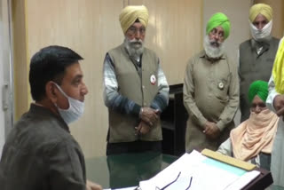 farmers gave memorandum to Irrigation Department officials regarding water shortage in sirsa