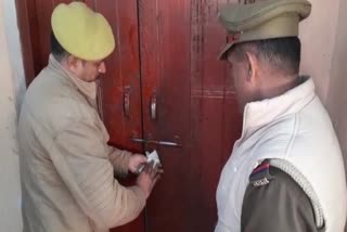 सीज की कार्रवाई करते पुलिस अधिकारी.