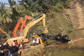 Malappuram  നിയന്ത്രണം വിട്ട ലോറി വെള്ളക്കുഴിയിൽ വീണ് ഡ്രൈവർ മരിച്ചു  മലപ്പുറം  തുറക്കൽ സ്വദേശി ബഷീർ