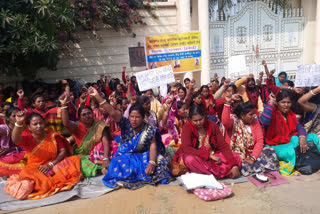 Women of Anganwadi Sevika Sangh surrounded house of MLAs in dhanbad