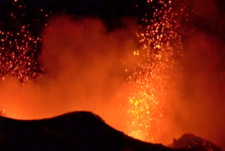 Mt Etna  Mt Etna spewing lava  Mt Etna lights up night sky  Mount Etna  Europe's most active volcano  Mount Etna spews lava  എത്‌ന അഗ്നി പര്‍വതം  പാരിസ്  അഗ്നിപര്‍വത സ്ഫോടനം