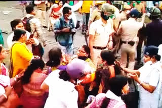 Kolkata: protesting teachers & cops clash