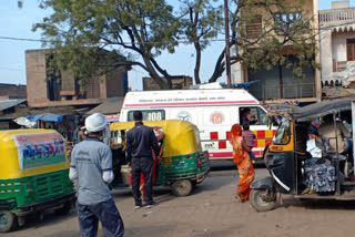 अतिक्रमण के कारण जाम से परेशान राहगीर.