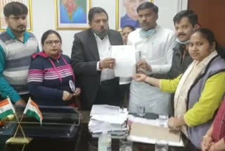 edmc leader of opposition manoj tyagi submitted memorandum to mayor nirmal jain