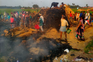 आग बुझाते लोग