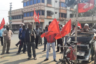 দিল্লির কৃষক আন্দোলনের সমর্থনে বোলপুরে বাম-কংগ্রেসের 'চাক্কা জ্যাম'