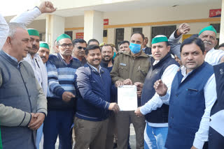 farmers submitted memorandum to Deputy District Magistrate on Rakesh Tikait call