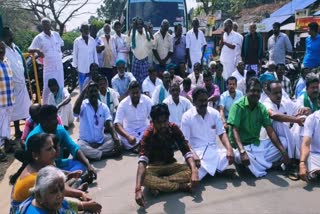 பயிர் சேத நிவாரணம் விவசாயிகள் சாலை மறியல்  Farmers Road Blockade Protest At Iluppur - Sankaranpandal Road  Farmers Road Blockade Protest In mayailadurai  mayailadurai Farmers Protest  இலுப்பூர் - சங்கரன்பந்தல் சாலையில் விவசாயிகள் மறியல் போராட்டம்  இலுப்பூர் - சங்கரன்பந்தல் சாலை  இலுப்பூர் விவசாயிகள் சாலை மறியல் போராட்டம்  விவசாயிகள் சாலை மறியல் போராட்டம்