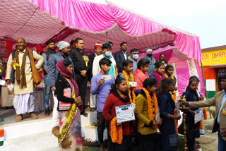 teachers honored due to teach amid corona door to door in mau