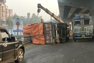 overloaded lorry overturned at keshtopur in kolkata