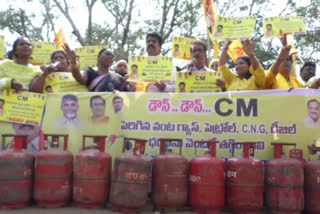 tdp leader bonda uma protest in vijayawada dharna chowk