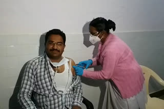Jaisalmer police captain injected first vaccine, जैसलमेर पुलिस कप्तान ने लगाया पहला टीका