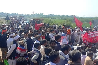 किसानों ने राजमार्ग किया जाम, Farmers blocked highway
