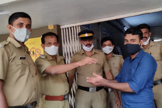 malappuram  areekode police returns lost gold chain to owner  malappuram local news  കളഞ്ഞു കിട്ടിയ സ്വര്‍ണ മാല തിരിച്ചേല്‍പ്പിച്ച് അരീക്കോട് പൊലീസ്  മലപ്പുറം  മലപ്പുറം പ്രാദേശിക വാര്‍ത്തകള്‍