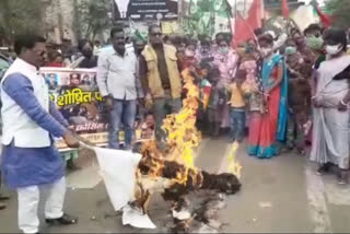 railway victim burnt effigy of mp pn singh in dhanbad