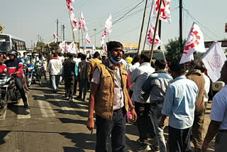 کسانوں کے ساتھ سیاسی رہنما بھی سڑکوں پر اترے