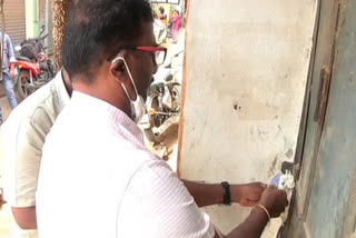 davanagere palike officers Locked the store for rent