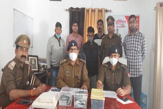 पुलिस की गिरफ्त में आरोपी.