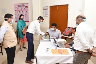 kanker-collector-chandan-kumar-takes-covid-19-vaccine