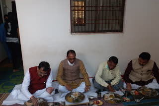 CM Shivraj eat food at the house of beneficiary Rajendra Shriwas in Katni