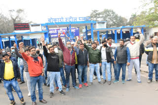 Bokaro Steel Main Gate blocked by SAIL personnel