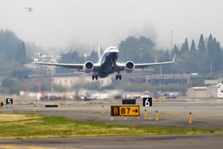 16 year old travelled for an our by catching airplane's landing gears