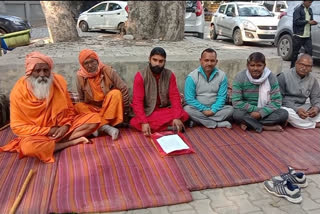 एटा में कलेक्ट्रेट पर साधु-संतों का धरना