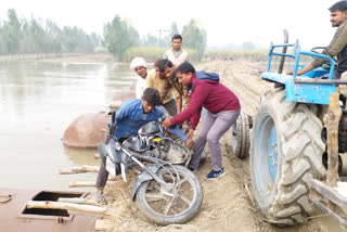 नहर का हिस्सा टूटा