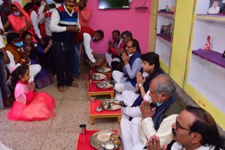 cm shivraj did lunch at sweeper Ramsevak Chindaria house in gwalior