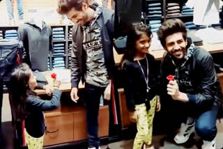 Rose Day 2021: Kartik Aaryan accepts rose from a cute fan