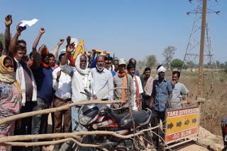 villagers-blocked-traffic-due-to-incomplete-road-in-kanker