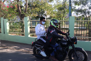 Vicky Kaushal goes out on bike ride in Indore