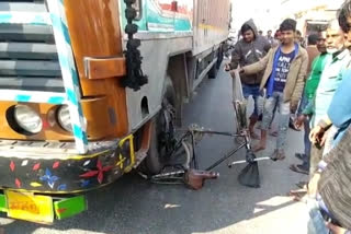 Cyclist life saved in road accident in Gopalganj