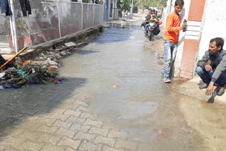 logon ke gharon mein ghusa ganda pani