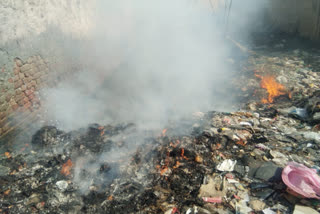 fire in empty plot of najafgarh affecting eye and lungs of local peoples