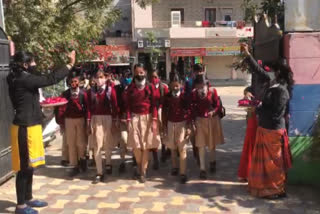 जोधपुर में स्कूल पहुंचे छात्र, Students welcome showering flowers in Jodhpur