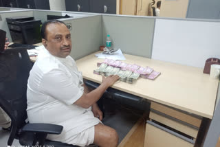 BBMP officer arrested by ACB while receiving Bribe